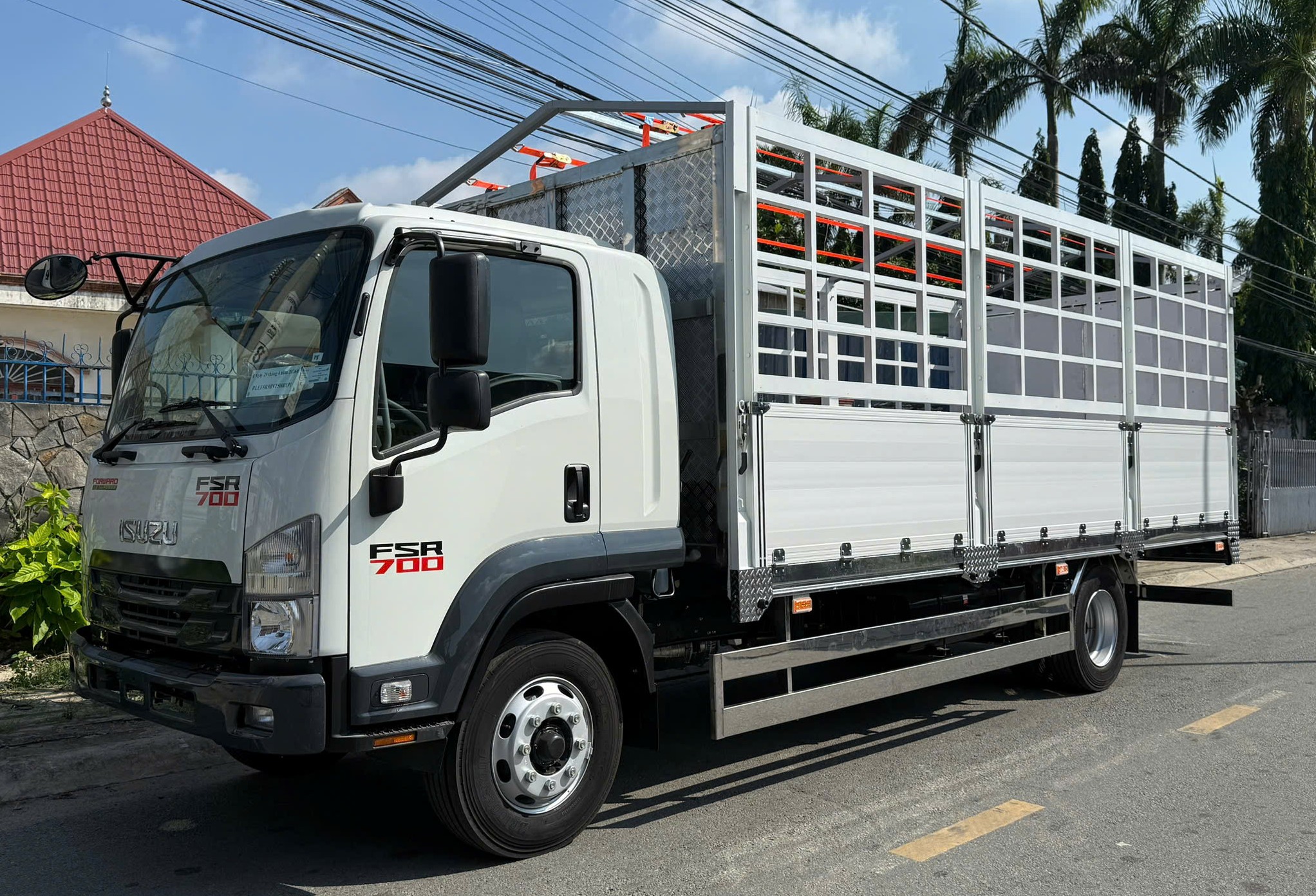 ISUZU FSR90NE5 (FSR 700) THÙNG MUI BẠT 7850KG  