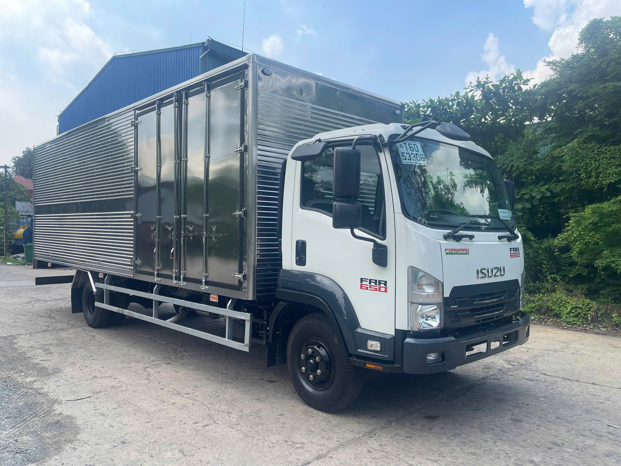 ISUZU FRR90QE5 (FRR 650) THÙNG KÍN 04 CỬA 6200KG - THÙNG DÀI 7,4M