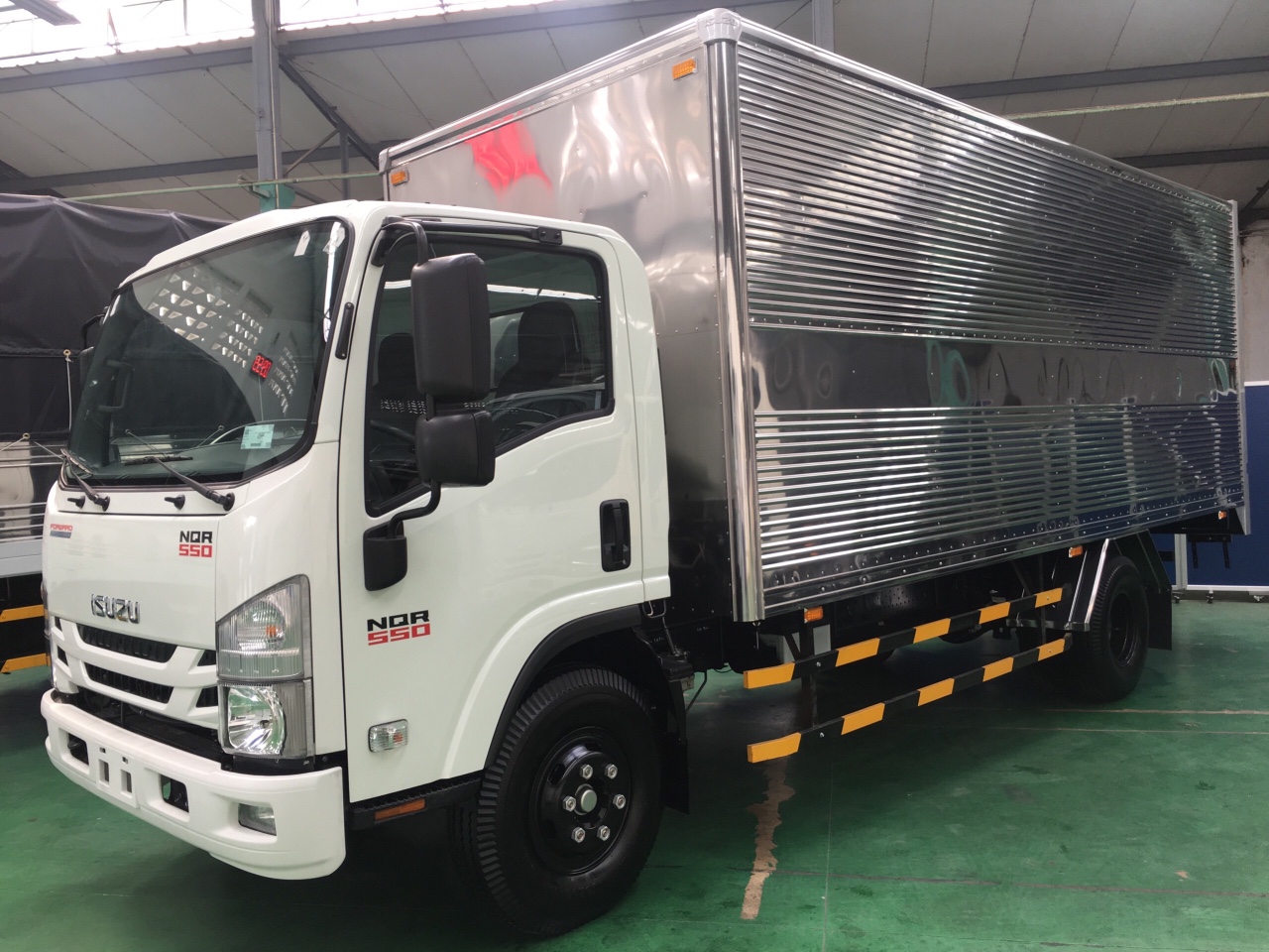 ISUZU NQR 550 (NQR75ME5) THÙNG KÍN 03 CỬA TẢI TRỌNG 4990KG/ 5700KG - THÙNG DÀI 6,2M