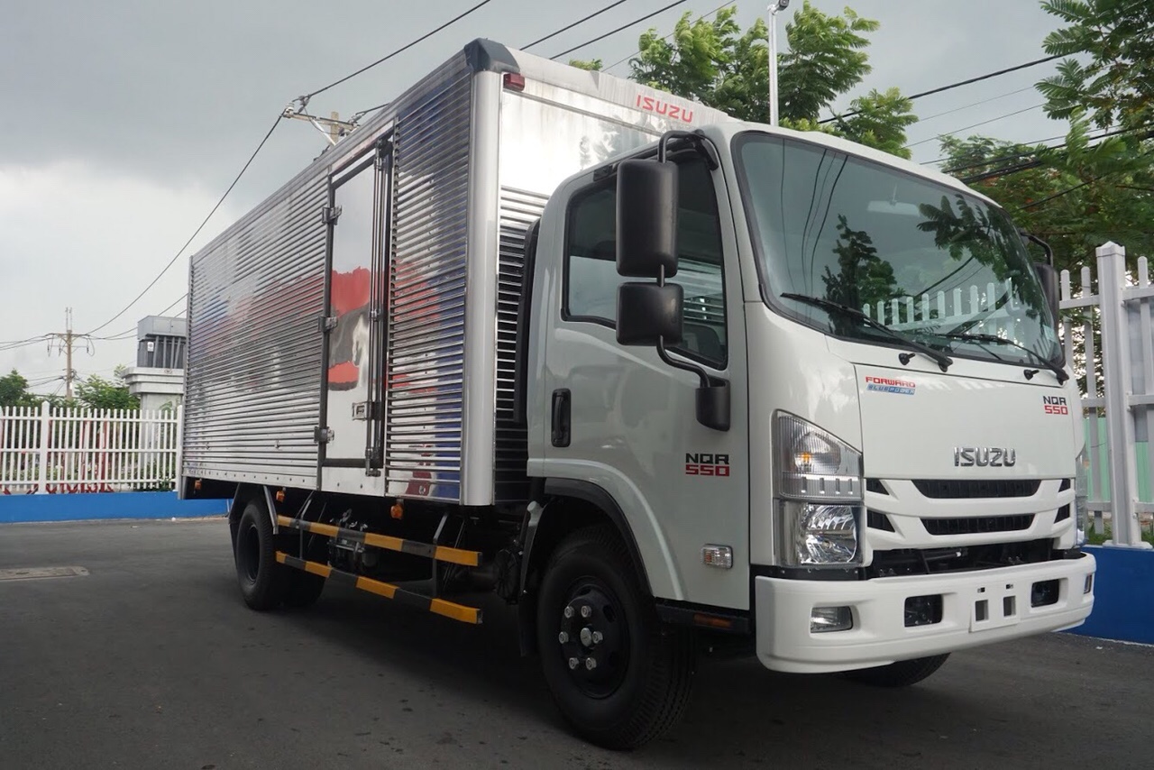 ISUZU NQR 550 (NQR75LE5) THÙNG KÍN 03 CỬA TẢI TRỌNG 4990KG/ 5700KG - THÙNG DÀI 5,8M