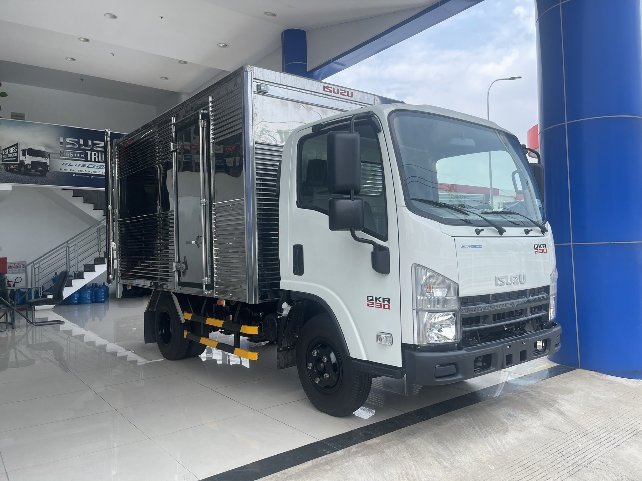 ISUZU QLR77FE5 (QKR230) THÙNG KÍN 03 CỬA TẢI TRỌNG 1995KG/ 2280KG 