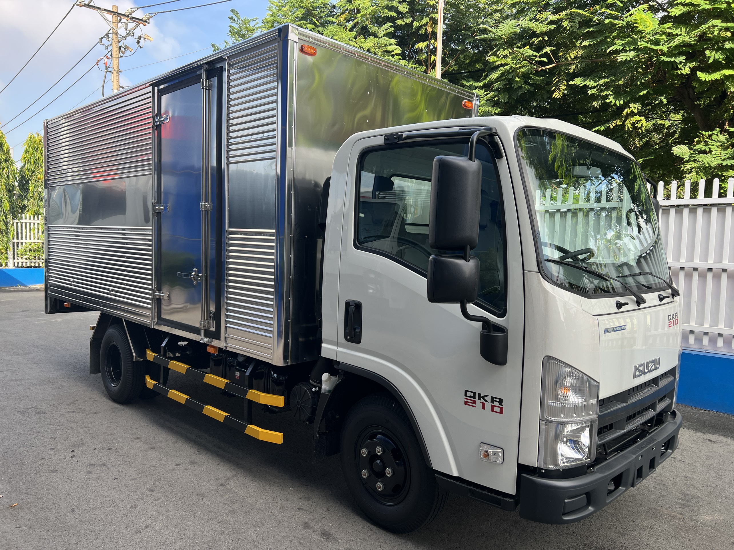 ISUZU QMR77HE5A (QKR 210) THÙNG KÍN 03 CỬA TẢI TRỌNG 1995KG/ 2280KG - THÙNG DÀI 4.38M
