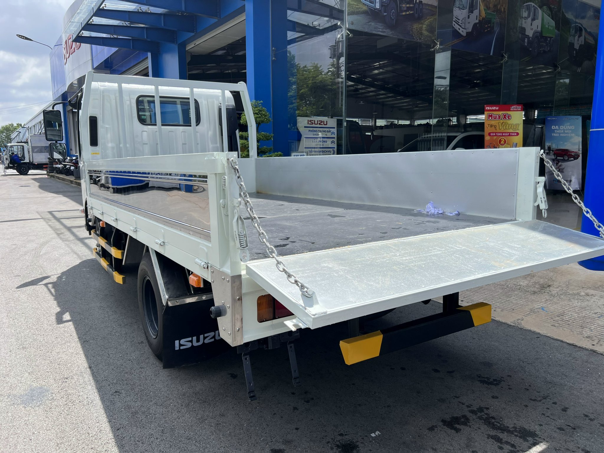 ISUZU QMR77HE5A (QKR 210) THÙNG LỬNG TẢI TRỌNG 1990KG/ 2280KG - THÙNG DÀI 4.38M