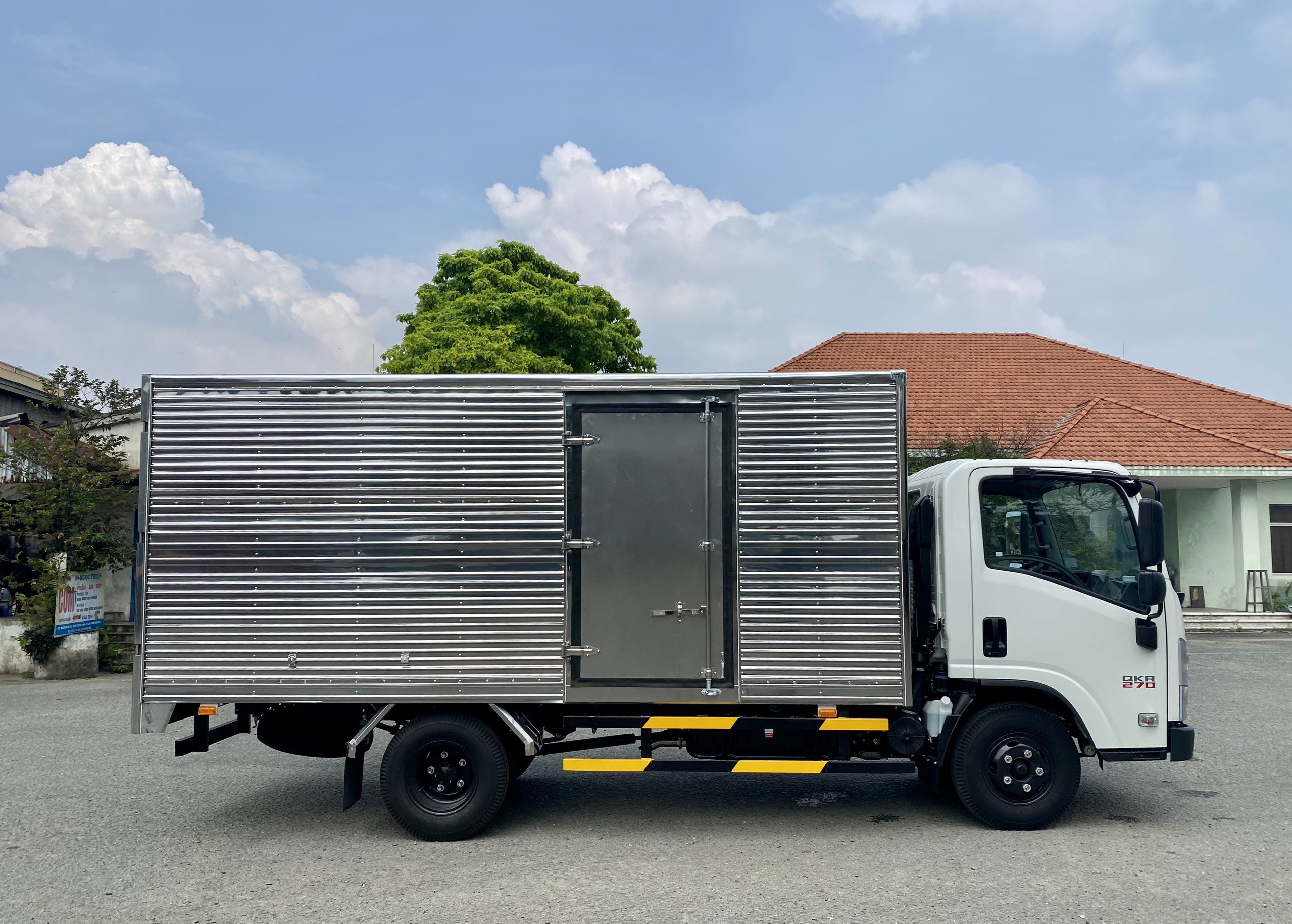 ISUZU QMR77HE5 (QKR 270) THÙNG KÍN 03 CỬA TẢI TRỌNG 2790KG - THÙNG DÀI 4.38 M