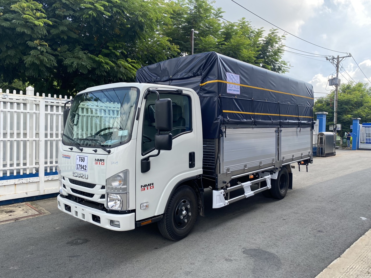 ISUZU NMR 310 (NMR85HE4)THÙNG MUI BẠT - TẢI TRỌNG 1900(kg)/ 3000 (kg)