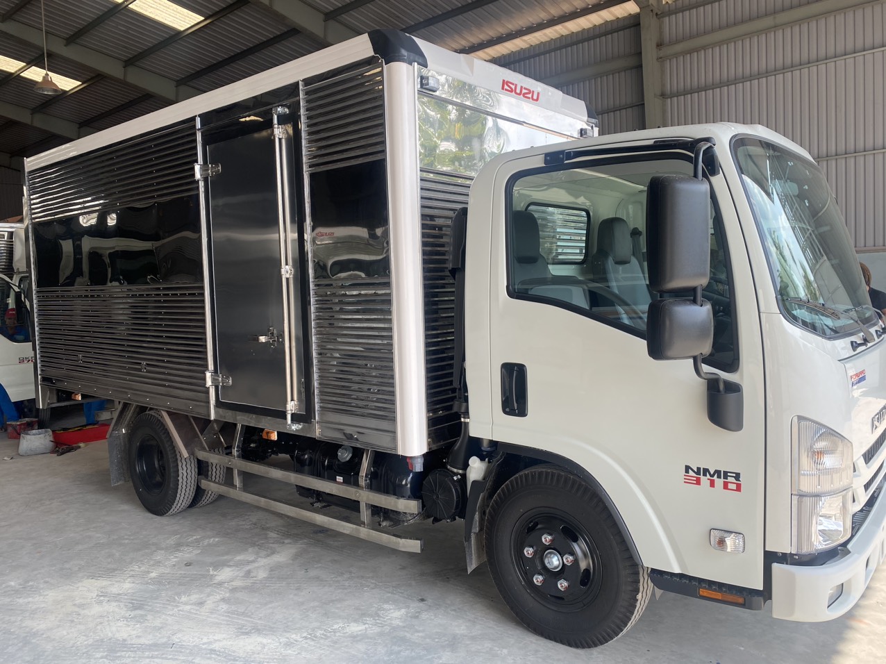 ISUZU NMR 310 (NMR85HE4)THÙNG KÍN 03 CỬA - TẢI TRỌNG 1900(kg)/ 3000 (kg)