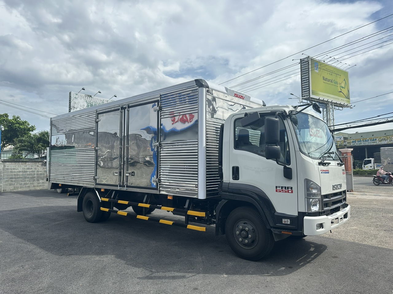 ISUZU 6,5 TẤN FRR90NE5 THÙNG KÍN  