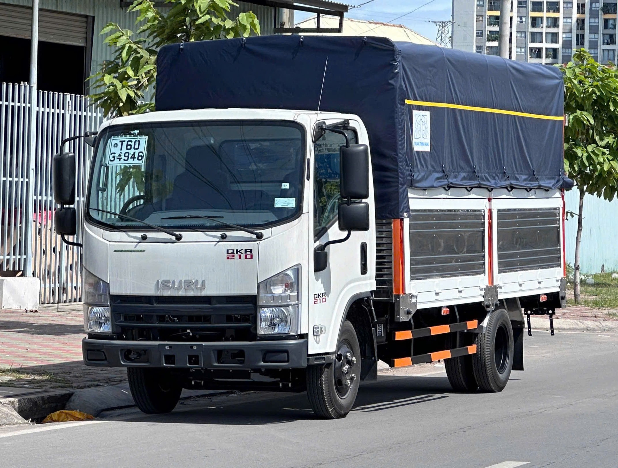 ISUZU QMR77HE5A (QKR 210) THÙNG MUI BẠT 1990KG/ 2250KG - THÙNG DÀI 4.4M