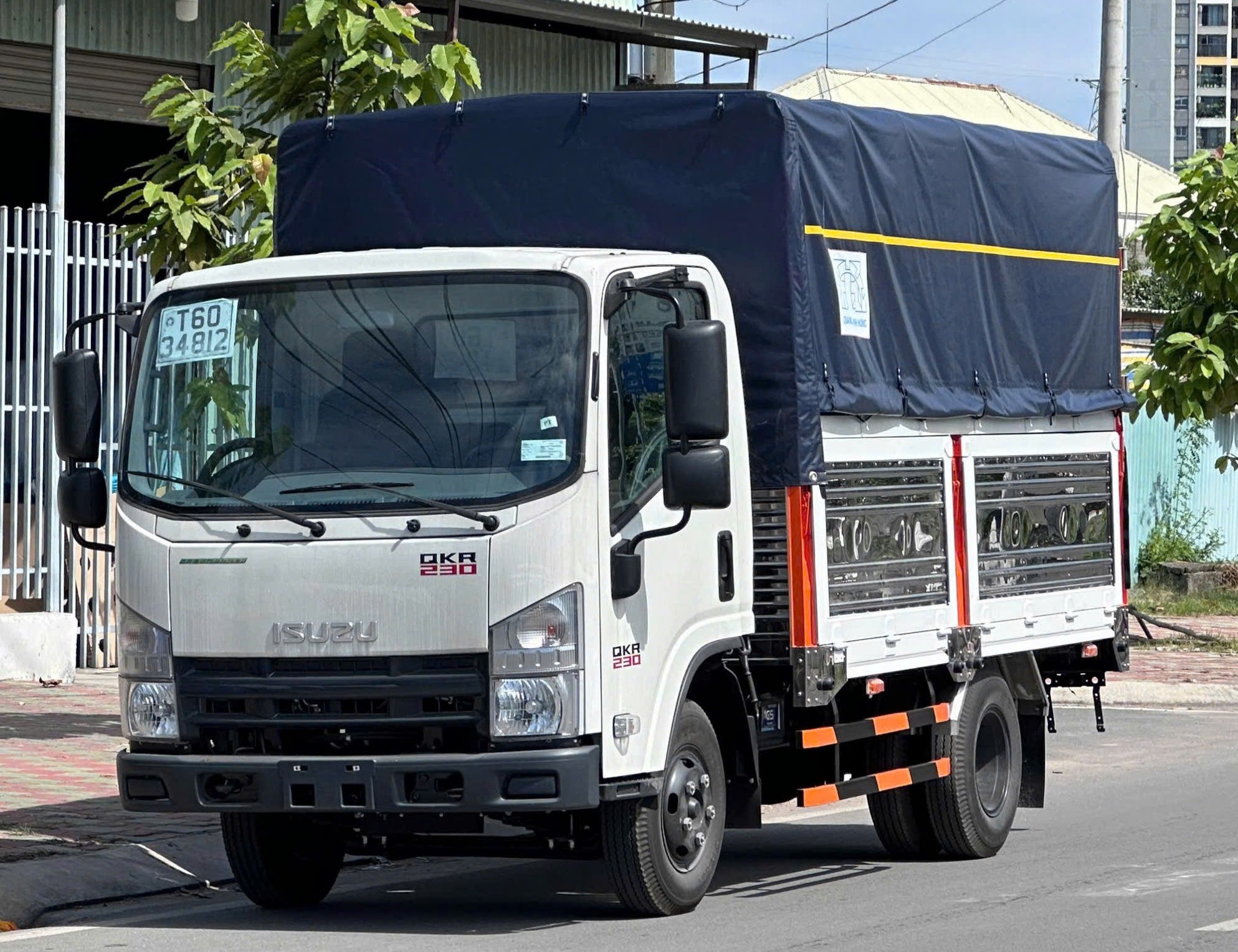 ISUZU QLR77FE5 (QKR 230) THÙNG MUI BẠT 1990KG/ 2250KG - THÙNG DÀI 3,6M