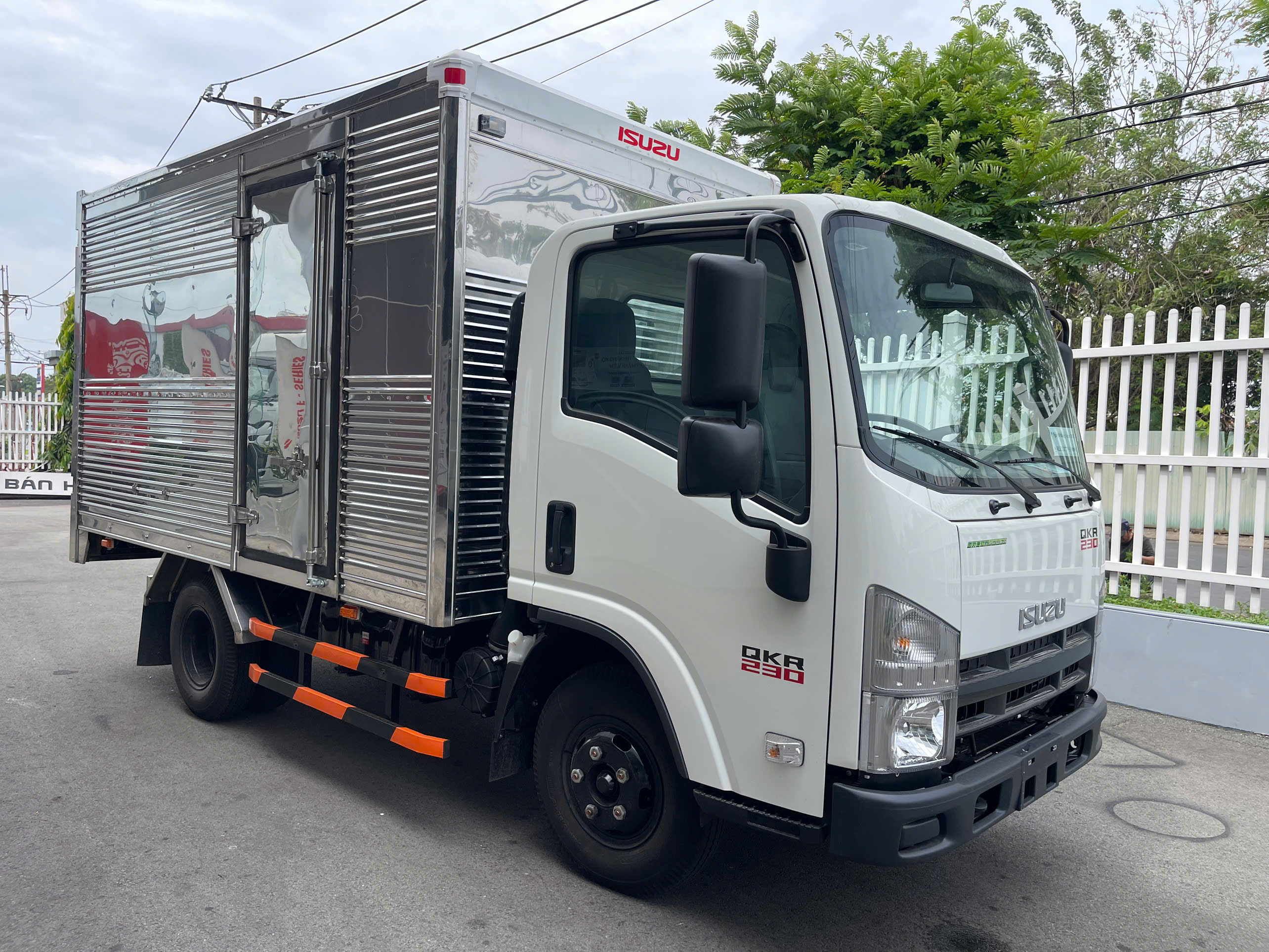 ISUZU QLR77FE5 (QKR230) THÙNG KÍN 1990KG/ 2250KG 