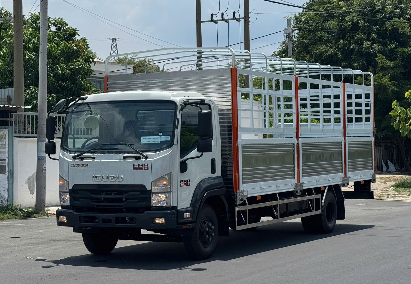 ISUZU FRR90NE5 (FRR 650) THÙNG MUI BẠT 6400KG - THÙNG DÀI 6,7M