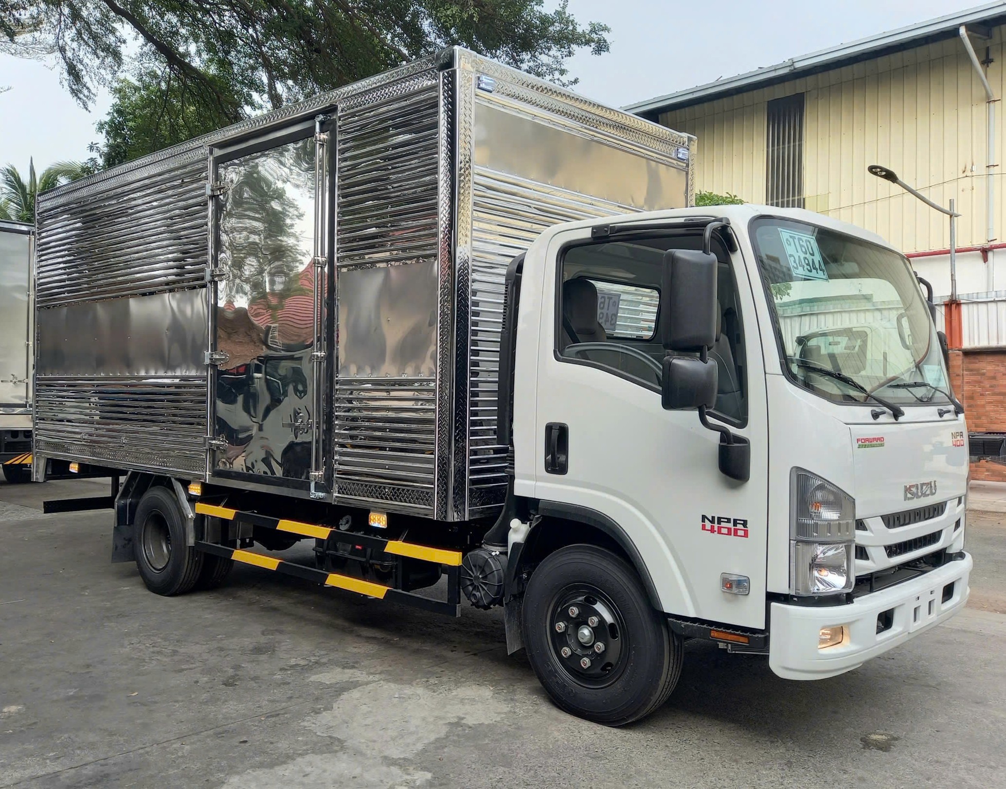ISUZU NPR85KE5 (NPR 400) THÙNG KÍN 3490KG / 3900KG - THÙNG DÀI 5,2M 