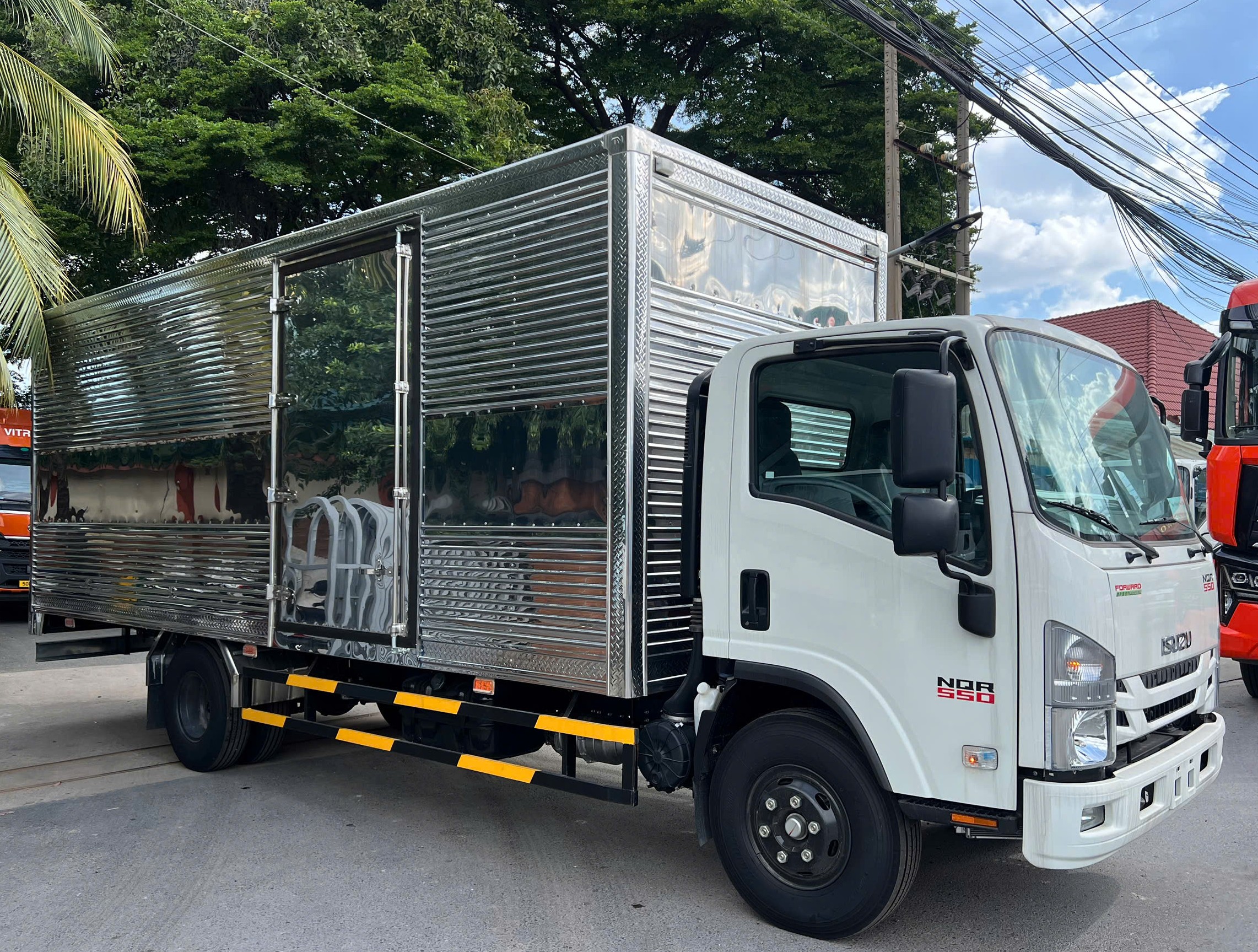 ISUZU NQR75ME5 (NQR 550) THÙNG KÍN 4990KG/ 5450KG - THÙNG DÀI 6,2M