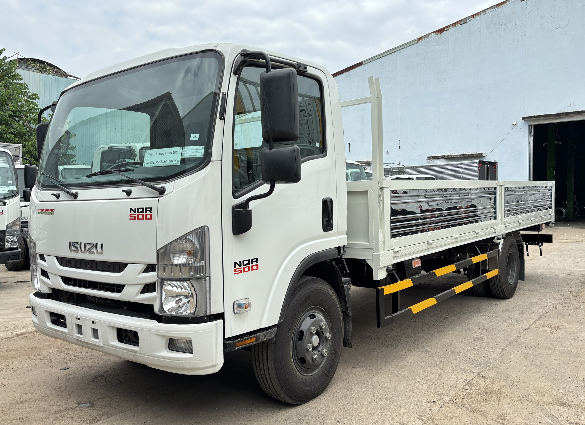 ISUZU NQR75ME5 (NQR 550) THÙNG LỬNG 4990KG / 5800KG - THÙNG DÀI 6,2M