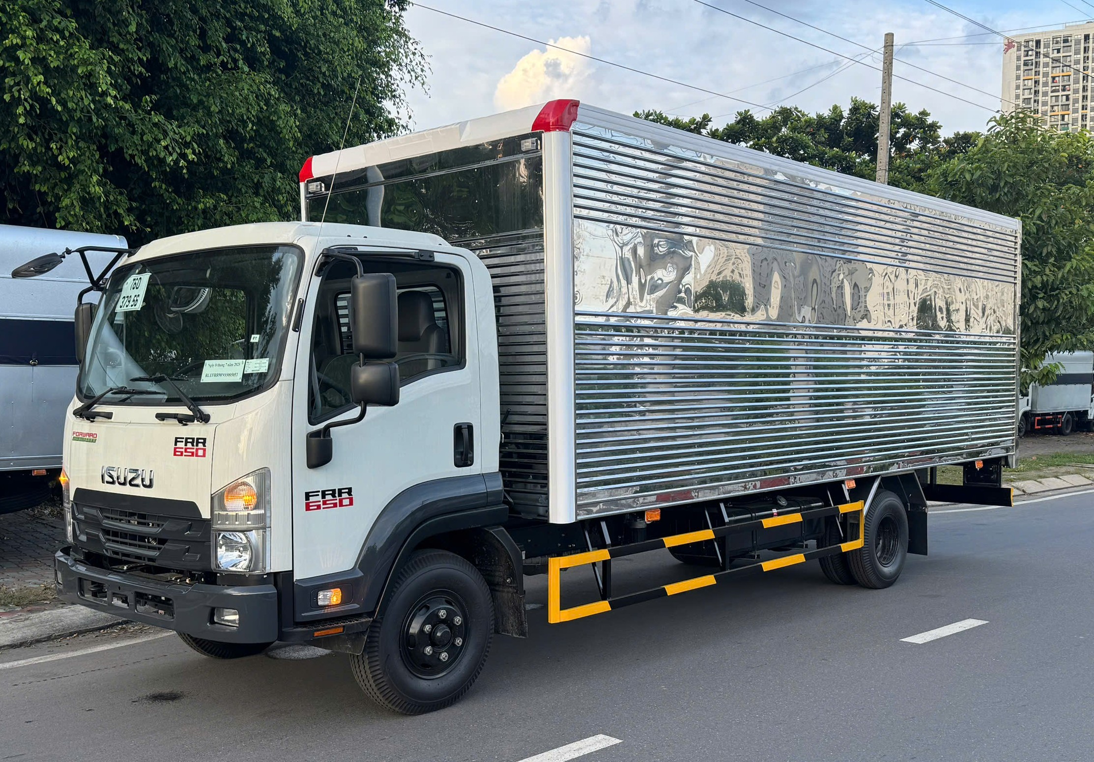 ISUZU FRR90NE5 (FRR 650) THÙNG KÍN 6350KG 
