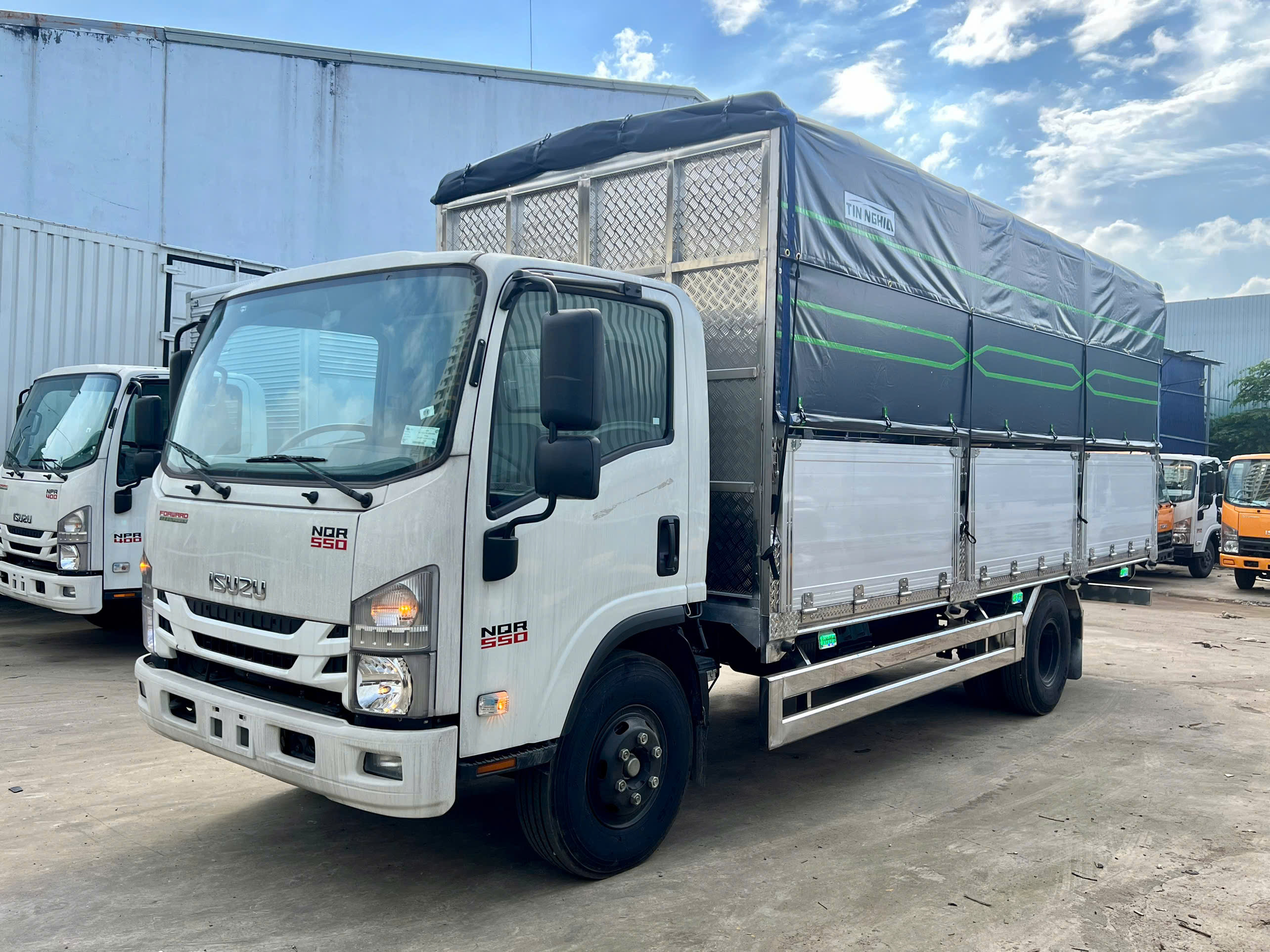 ISUZU NQR75LE5 (NQR 550)THÙNG MUI BẠT 4990KG / 5600KG - THÙNG DÀI 5,7M