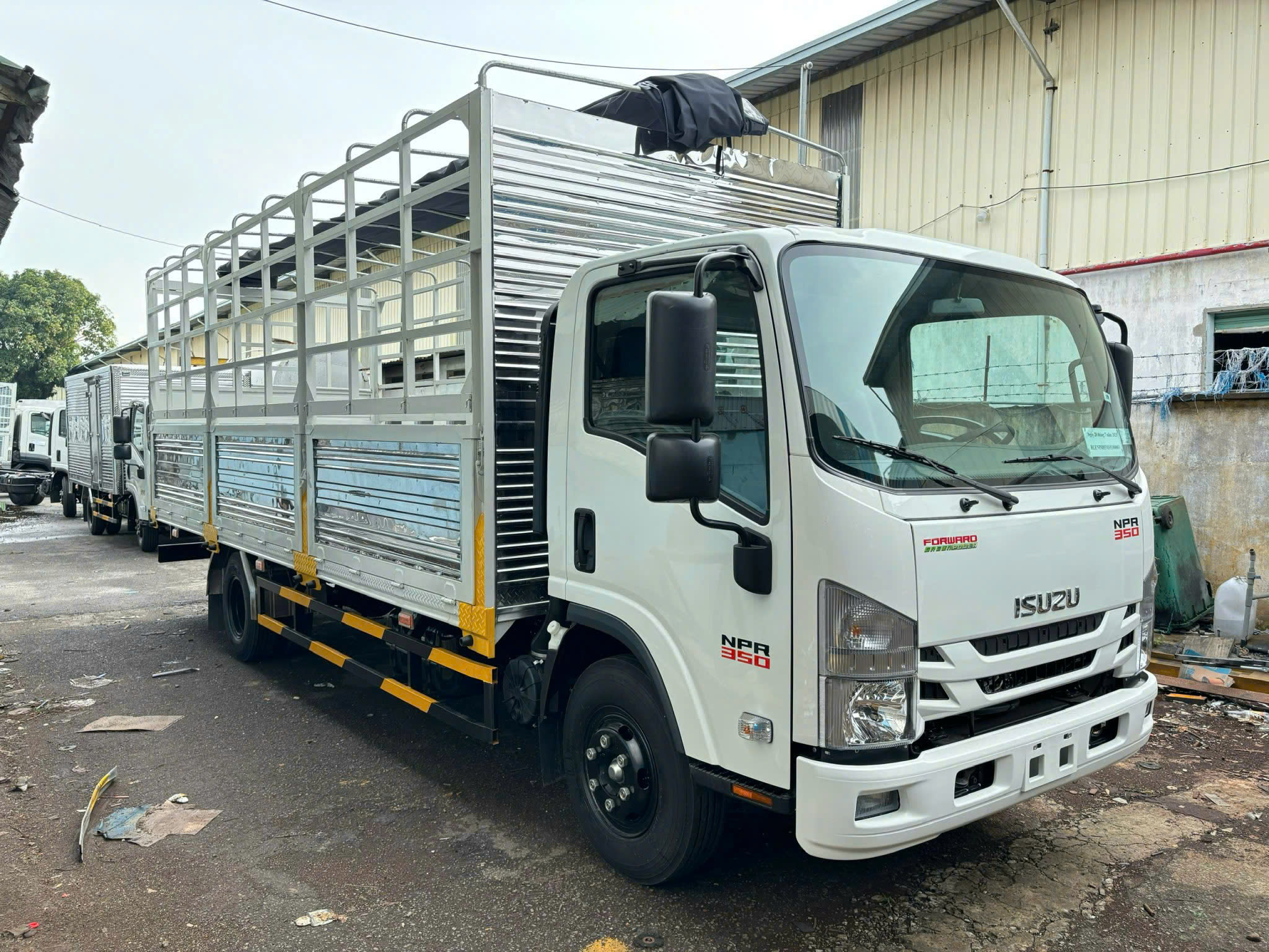ISUZU NPR85ME5 (NPR 350) THÙNG MUI BẠT 3490KG - THÙNG DÀI 6,2M  (MẪU MỚI)