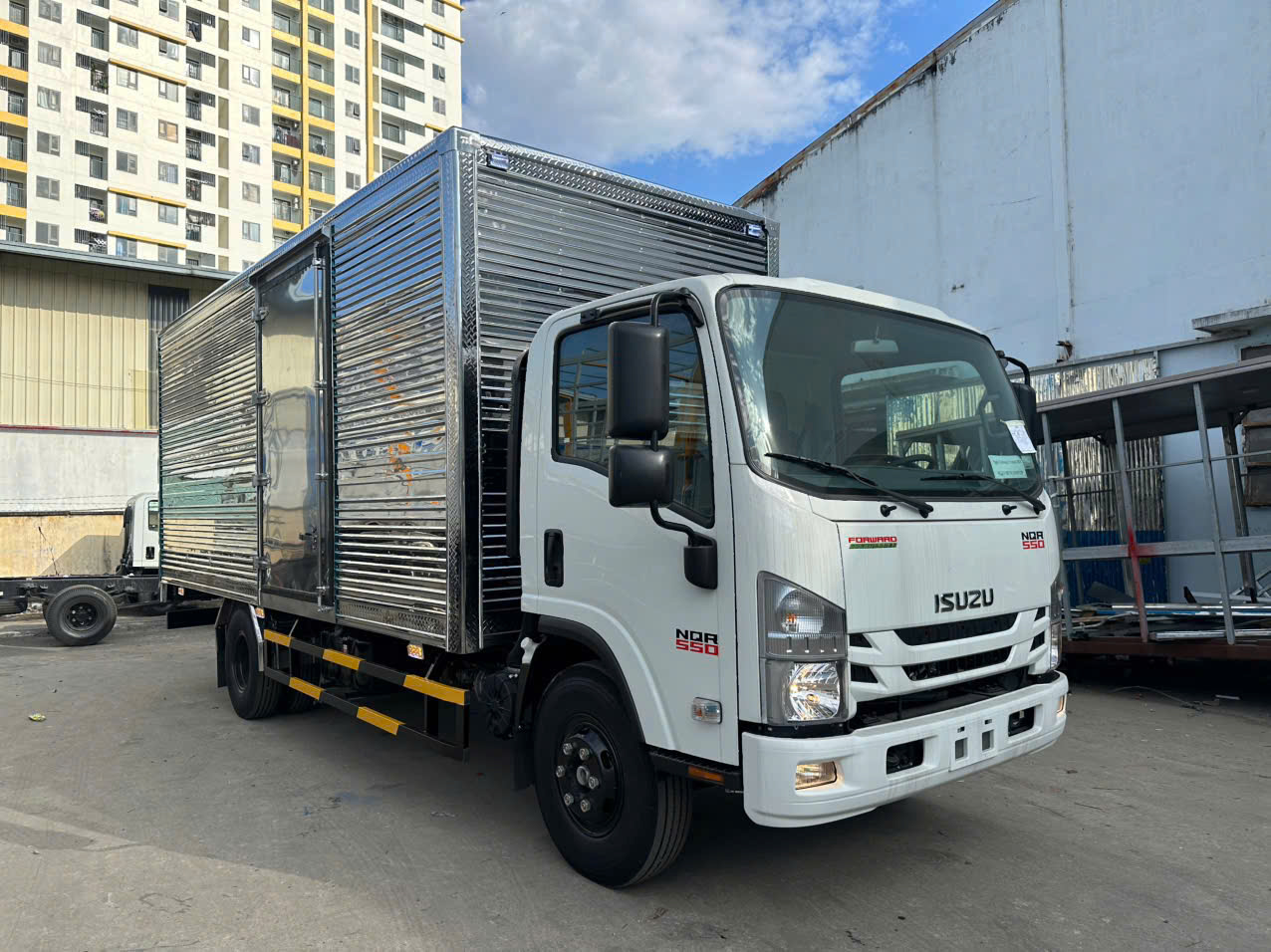 ISUZU NQR75LE5 (NQR 550) THÙNG KÍN 4990KG / 5450KG - THÙNG DÀI 5,7M