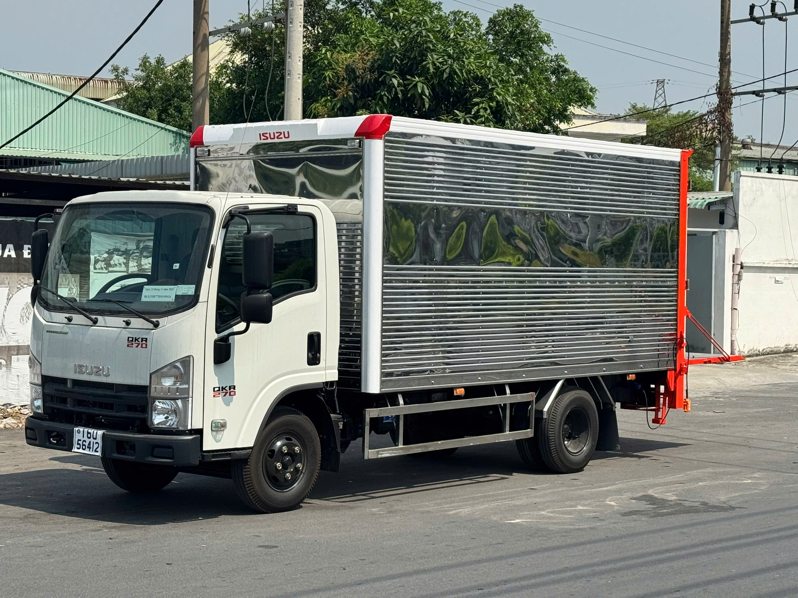 ISUZU QMR77HE5 THÙNG KÍN BỬNG NÂNG 1900KG/ 2490KG - THÙNG DÀI 4.3 M