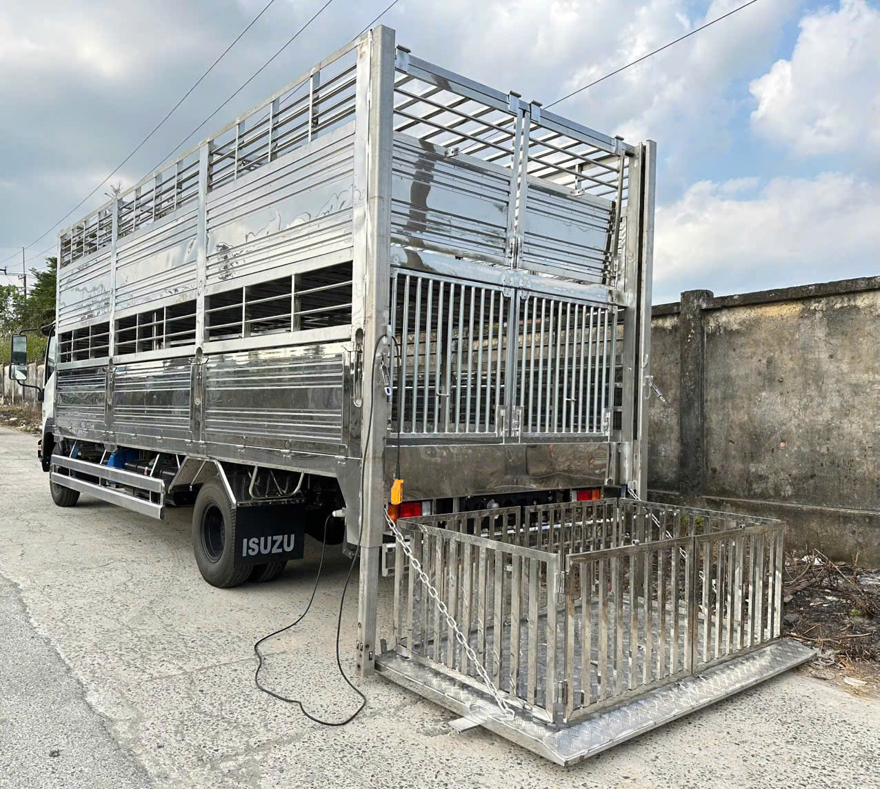 XE CHỞ GIA SÚC - 