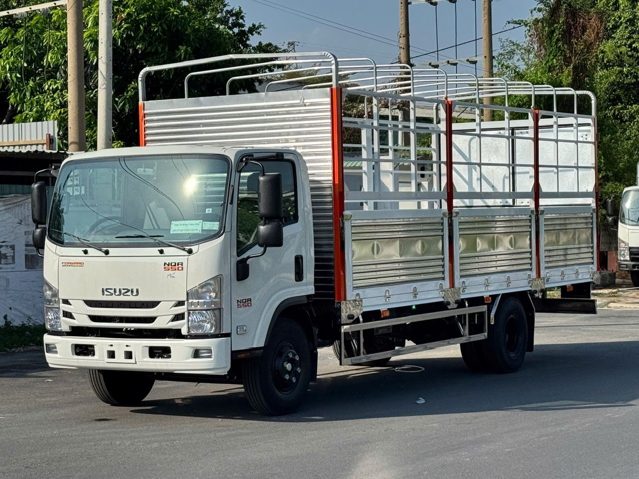 ISUZU NQR75ME5 (NQR 550) THÙNG MUI BẠT 4990KG / 5500KG - THÙNG DÀI 6,2M